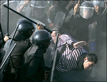 Palestinians fight their way into Egypt. (Washington Post)